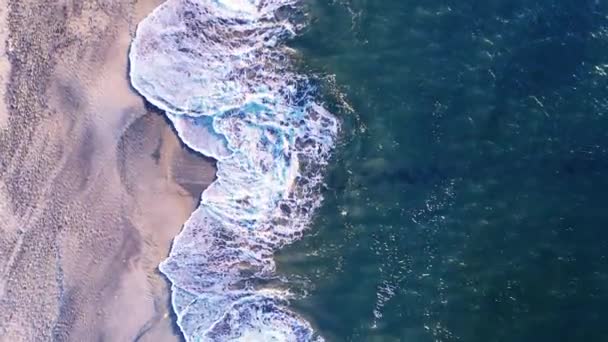Drone Εναέρια Παραλία Πλάνα Κορυφαία Θέα Του Πράσινου Ωκεανού Και — Αρχείο Βίντεο