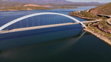 Arizona eyaletinde yaz mevsiminde nehir üzerinde köprü. Atlar arasında köprü. Destansı bir manzara ve göl manzarası. Çölde temiz su gölü. Arizona 'da manzaralı 4k video drone.. 