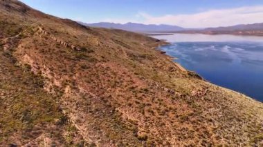 Yükselen çöldeki gölün 4k drone görüntüleri ilham verici. Arizona tepelerinin görkemli manzarası yükseldi. 