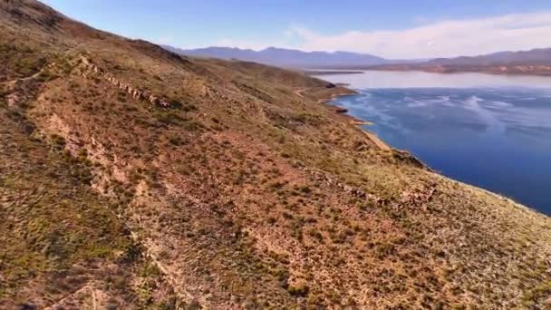 Inspirando Natureza Drone Filmagem Lago Deserto Montagem Vista Elevada Com — Vídeo de Stock