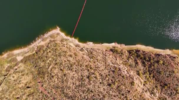 夏の時間に緑のマウント川の4Kドローンビデオ ダム川の日時 水を渡るトップビュー — ストック動画