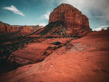 Gün batımında vadi. Yazın dağ. Arizona dağları altın saatinde.