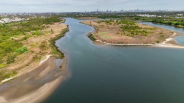 Arkaplanda okyanus manzarasına aksanlı bir şekilde şehrin drone görüntüsü. Okyanus körfezi manzarası gündüz vakti.