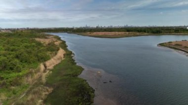 Şehir parkında deniz kenarı ufku. Parktaki koyu mavi gökyüzü. Parkın İHA videosu. 