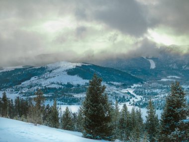 Colorado 'da kış montajı. Günün sonunda Colorado 'da bulutlarla kaplı kar yığınları. Bulutlu Colorado dağları.