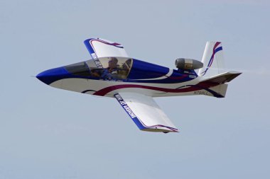 Greenwood Gölü Havalimanı, Batı MILFORD, NEW JERSEY, ABD-11 Haziran 2023: 2023 Greenwood Gölü Hava Gösterisi 'nde performans sergileyen akrobatik pilot Tom Larkin, Mini Jet Jet.
