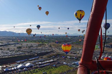 ALBUQUERQUE, NEW MEXICO, ABD-EKİM 08, 2011: Havadan Albuquerque Uluslararası Balon Fiesta 'nın 40. sayısında yer alan balonların çoğu görülüyor. 