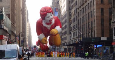 MACY 'İN Şükran Günü PARADE-NEW YORK ŞEHRİ, 26 Kasım 2015: McDonald' s fast food zincirinin maskotu Ronald McDonald balonu, New York 'taki dünyaca ünlü Macy' nin Şükran Günü Geçidi sırasında görüldü.