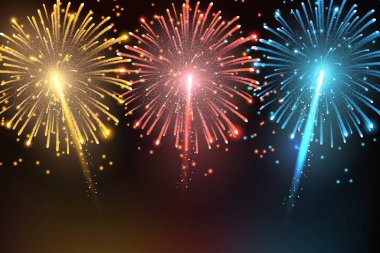 Gece karanlığında parlak kırmızı, mavi ve sarı havai fişekler patladı. Parlayan kıvılcımlarla kutlama sahnesi