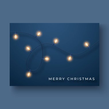 Koyu mavi arka planda parlayan sicim ışıklarının olduğu zarif bir Noel kartı ve basit bir Mutlu Noeller mesajı.