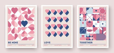 Soyut kalpleri, geometrik desenleri ve pembe, mavi ve bej renkte romantik sembolleri olan üç Sevgililer Günü kartı.