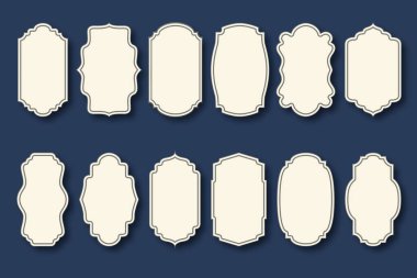 Koyu yeşil arkaplanda dekoratif kenarlıklar içeren 12 adet boş vintage stil etiket dizaynı