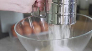 Un, metal elek ile cam kase içine elek eleme