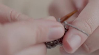 Yumuşak iplik ve ahşap iğneyle örülmüş parmakları kapat.