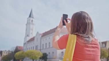 Şehir merkezinde turist kadın fotoğraf kulesi