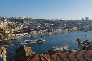 Portekiz, Porto 'da Dom Luis Köprüsü adlı demir köprü Douro Nehri' ni geçiyor.