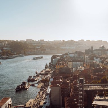 Porto şehri, Douro nehri kıyısında. Güneş bir yaz günü parlıyor ve parlıyor.