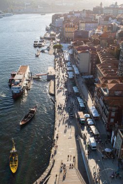 Porto şehri, Douro nehri kıyısında. Güneş bir yaz günü parlıyor ve parlıyor.