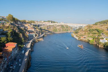 Porto şehri, Douro nehri kıyısında. Güneş bir yaz günü parlıyor ve parlıyor.