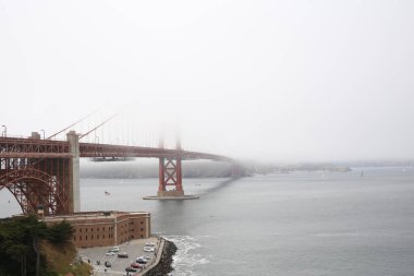 San Francisco 'nun Golden Gate köprüsünde biraz sis var.