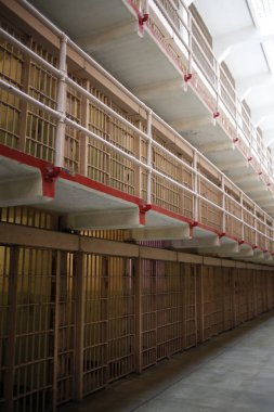 San Francisco, Kaliforniya 'daki Alcatraz hapishanesinin eski terk edilmiş iç binası.