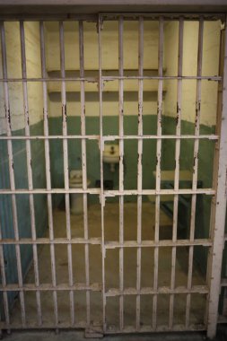 San Francisco, Kaliforniya 'daki Alcatraz hapishanesinin eski terk edilmiş iç binası.