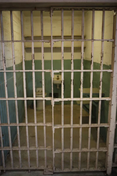 San Francisco, Kaliforniya 'daki Alcatraz hapishanesinin eski terk edilmiş iç binası.