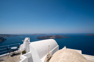 Yunanistan 'ın Santorini kentinde lüks bir turistik apartman balkonunda güzel teras manzarası