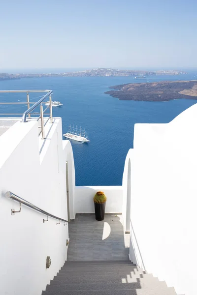 Hermosas Vistas Balcón Apartamento Turístico Blanco Santorini Grecia Con Cruceros — Foto de Stock