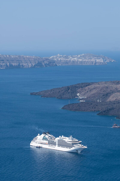 Парусник на побережье Санторини, вулканический остров Грек, Средиземное море