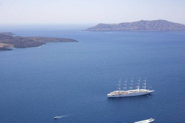 Yunan Adaları 'ndaki Santorini kıyısındaki kayalıklarda bazı dinlenme tekneleri