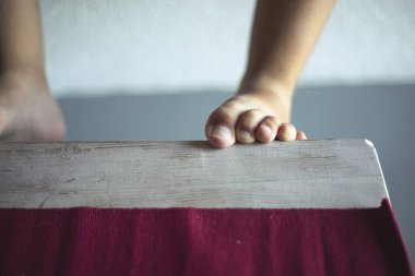 Küçük çocuk, beyaz bebek ayak parmakları tırmanıyor.