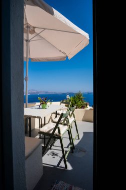 Yunanistan 'ın Santorini kentindeki beyaz turistik dairelerin manzarası