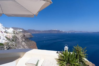 Santorini, Yunan Adaları 'ndaki sakin Akdeniz sularındaki güzel kıyı manzarası