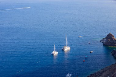 Santorini, Yunan Adaları 'ndaki sakin Akdeniz sularındaki güzel kıyı manzarası