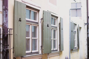 Riga, Letonya 'daki eski bir kasaba köyünde eski modernist cepheler inşa ediyor.