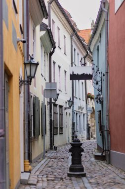 Riga, Letonya 'daki eski bir kasaba köyünde eski modernist cepheler inşa ediyor.