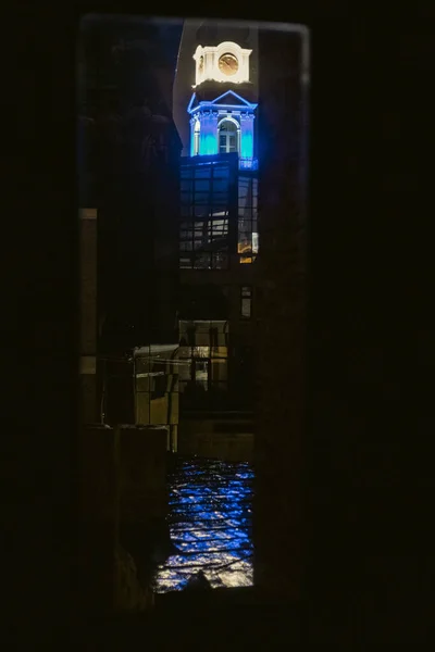 Kék Megvilágított Óratorony Mérföldkő Éjszaka Rigában Lettországban Egy Esős Éjszakán — Stock Fotó
