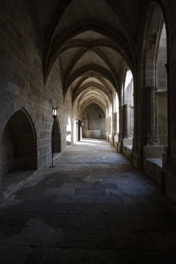 Narbonne 'daki bir ortaçağ mimarisinde gotik kemerli tarihi bir binanın iç koridoru.