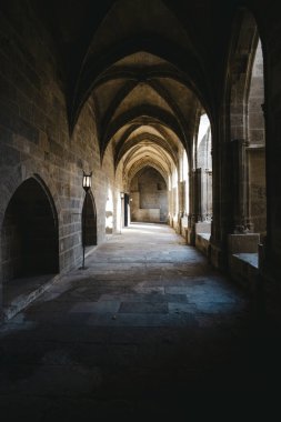 Narbonne 'daki bir ortaçağ mimarisinde gotik kemerli tarihi bir binanın iç koridoru.