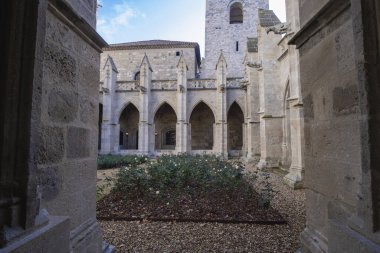 Narbonne 'daki eski bir Gotik kilise binasının iç avlusu.