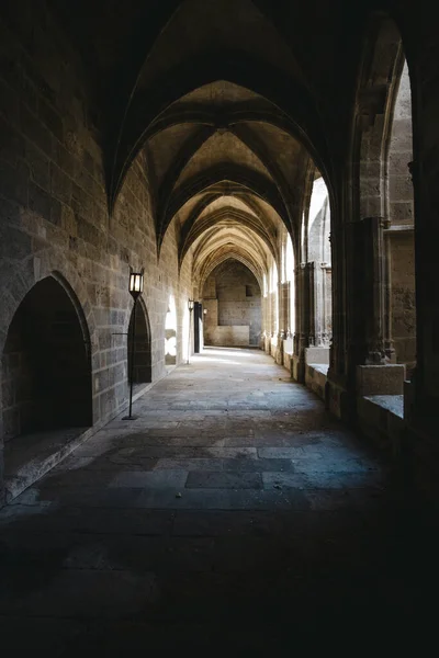 Narbonne 'daki bir ortaçağ mimarisinde gotik kemerli tarihi bir binanın iç koridoru.