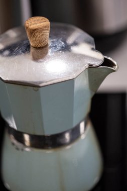 Eski ev yapımı espresso kahve makinesi.