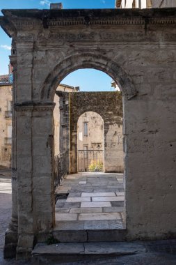 Montpellier, Fransa 'da bir ortaçağ sahnesinde eski harabe giriş perspektifi