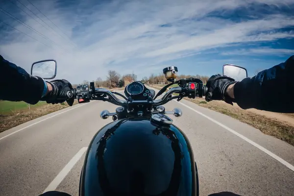 Asfalt bir yolda seyahat eden siyah eski motosiklet manzarası güzel.
