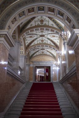 Budapeşte, Macaristan 'da eski lüks bir binada güzel kırmızı halı merdivenleri.