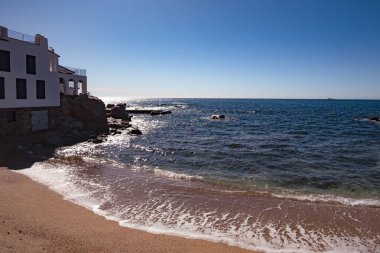 Akdeniz kıyısındaki sakin sularda güzel bir deniz manzarası. Costa Brava, Katalonya 'da güzel bir plaj.