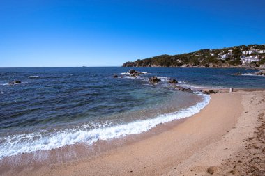 Akdeniz kıyısındaki sakin sularda güzel bir deniz manzarası. Costa Brava, Katalonya 'da güzel bir plaj.