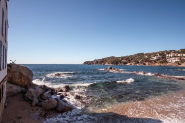 Kosta Brava, Katalonya 'nın sakin sularındaki güzel sahil manzarası