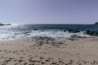 Kosta Brava, Katalonya 'da sakin bir Akdeniz tatil sahnesinde birkaç kayayla kumsal manzarası